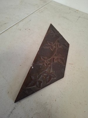 Antike handgeschnitzte dekorative Holzplatte Blumenmotiv Efeu Blätter Blatt