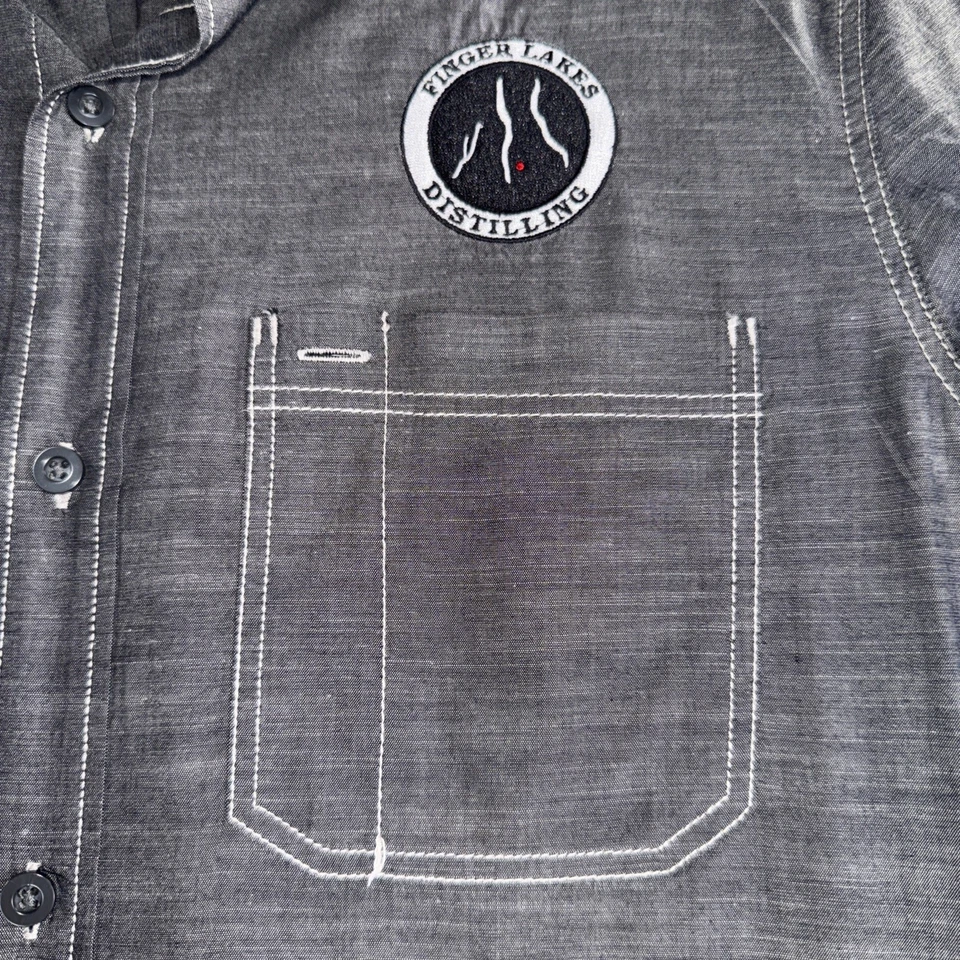 Finger Lakes Distilling 男式短袖纽扣中号棉质灰色衬衫 — 第 3/4 张图片