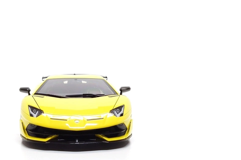 AUTOart 1:18 Lamborghini Aventador SVJ en Giallo Tenerife Foto 2 de 4