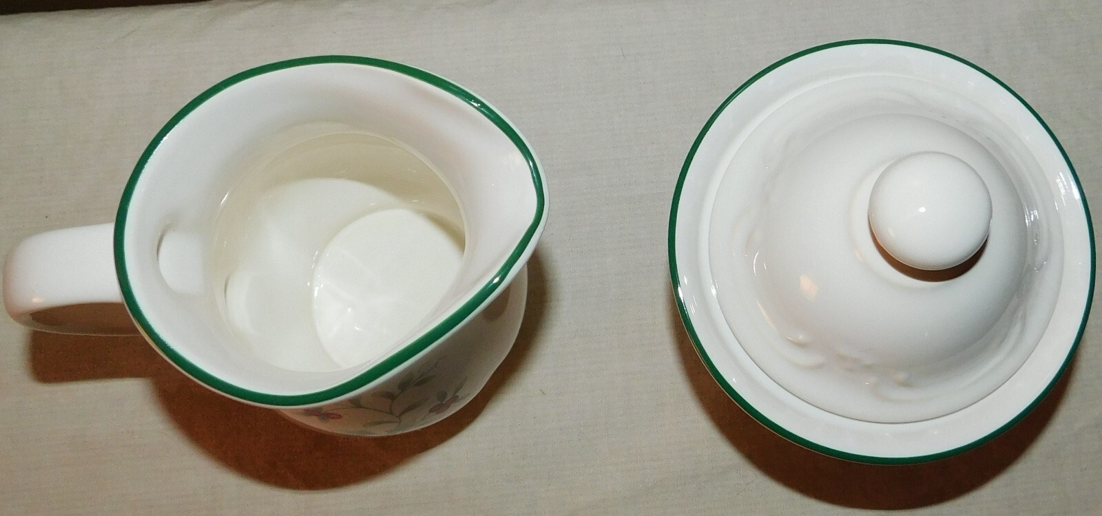 Pfaltzgraff Winterberry Holly Leaves & Berries Covered Sugar Bowl