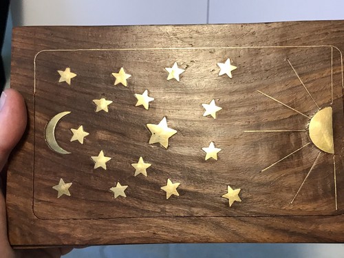 Caja de baratijas de madera con incrustaciones de latón superior con bisagras - Imagen 8 de 8