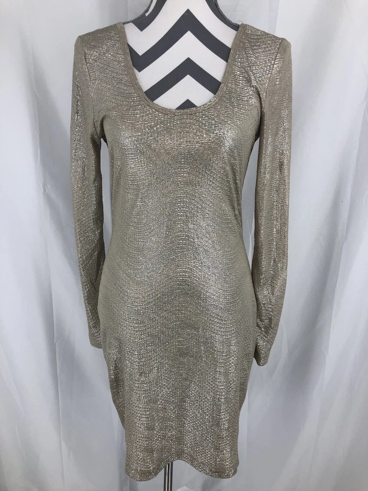 Vestido de cóctel BCBGeneration dorado metálico cuello redondo manga larga ceñido al cuerpo pequeño Foto 2 de 4