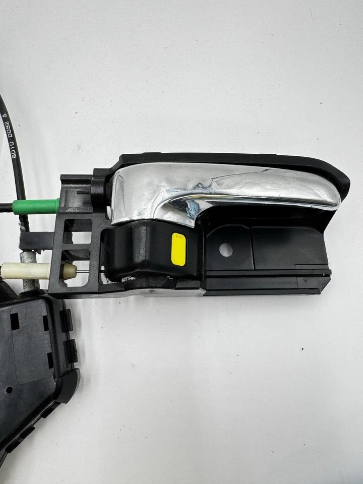 Actuador de cierre de cerradura de puerta delantera derecha Toyota Corolla 2003-08 con manija interior Foto 3 de 4