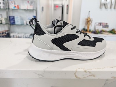 9.5W NWB Down to ground Tennis shoes,