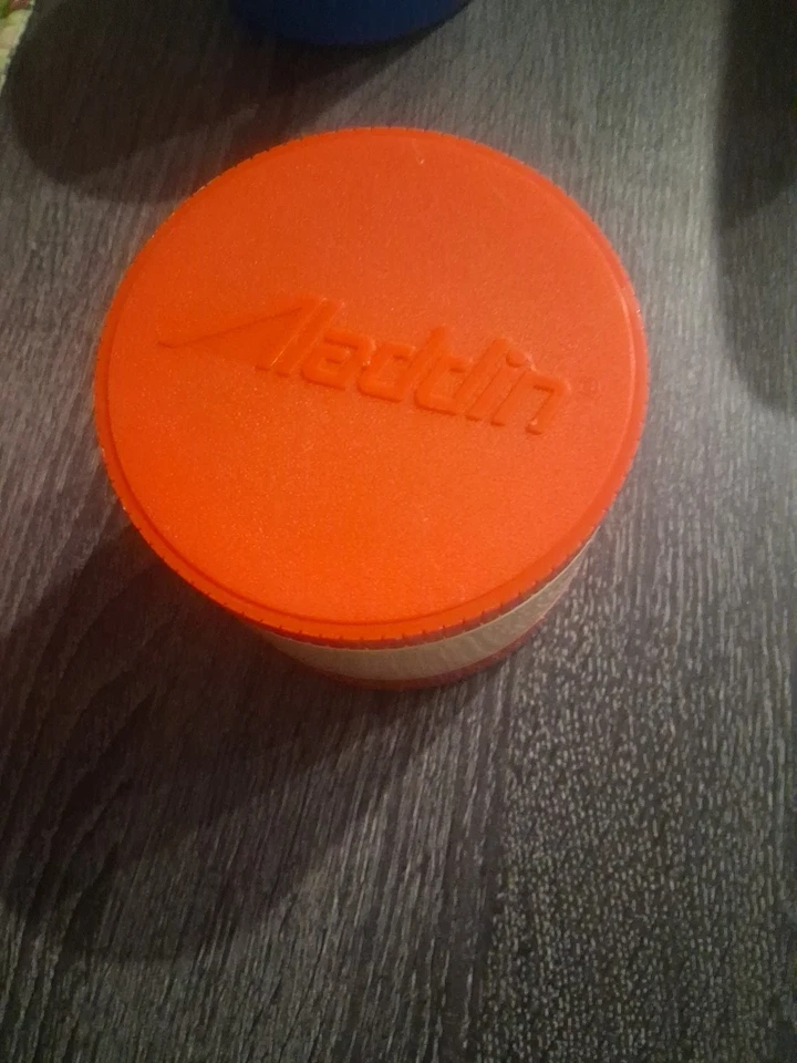 En caso de lonchera de emergencia hecha por 2 frascos de comida Aladdin aislados de colección Foto 4 de 4