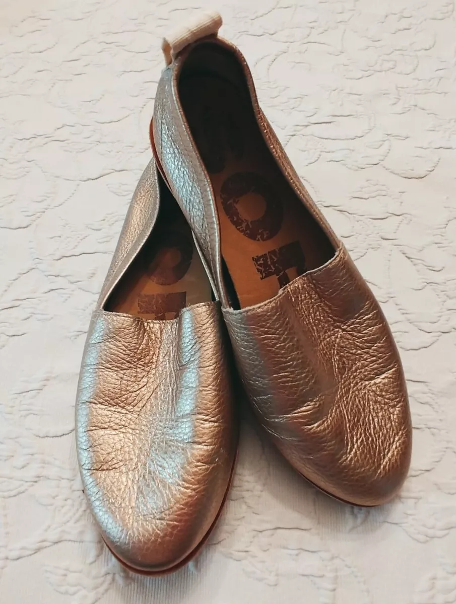 Sorel Women s Ella Rose Gold Metallic Leather Slip On Flats Size 8
