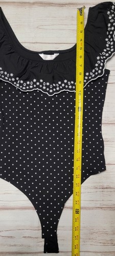NWT LC LAUREN CONRAD S BLACK WHITE RIBBED POLKA DOT FLORAL EYE RUFFLE BODYSUIT - 第 16/24 張圖片