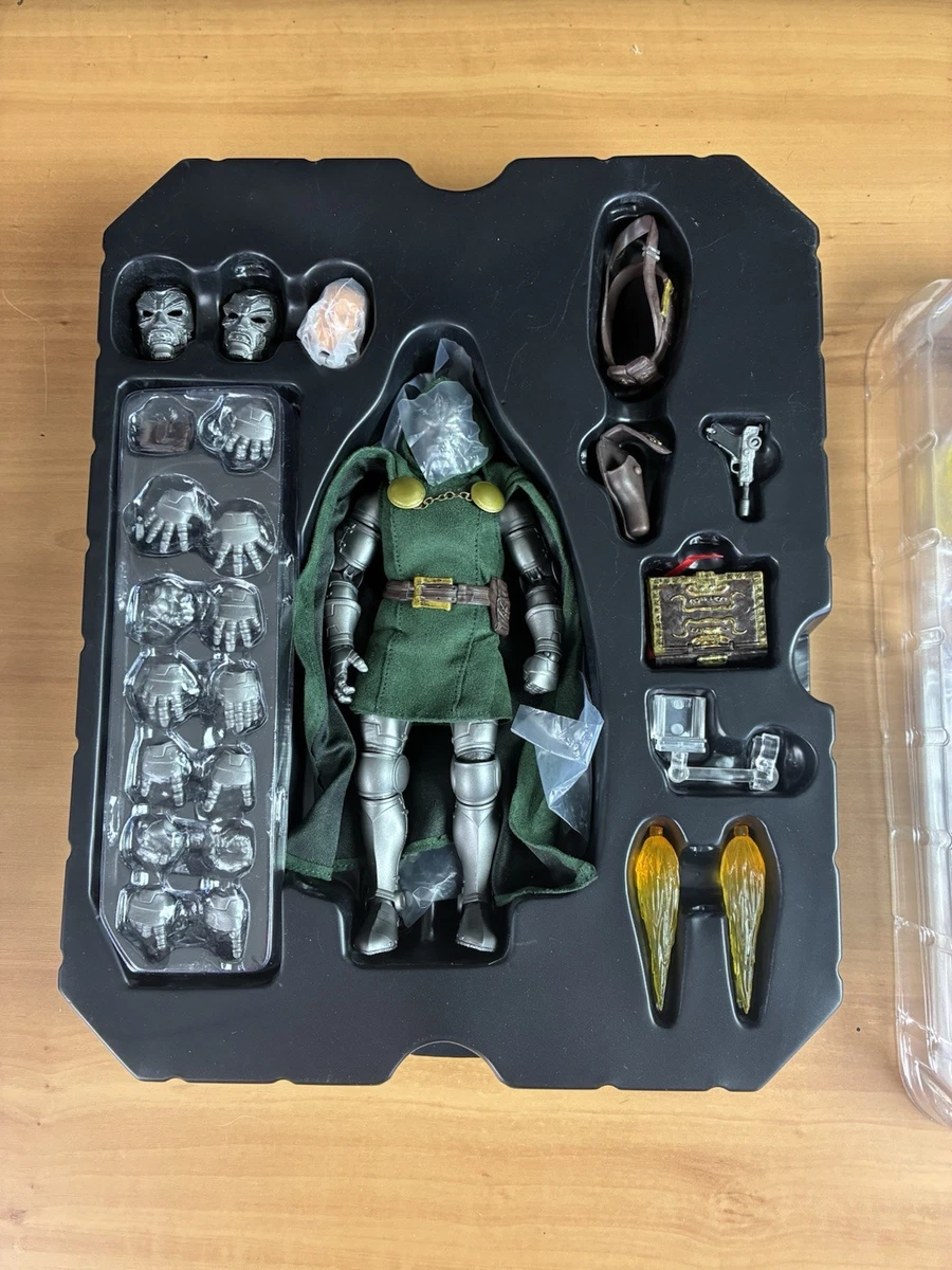 Mezco Toyz One:12 Collective Doctor Doom (Marvel) ⚠️ loose knee cap 