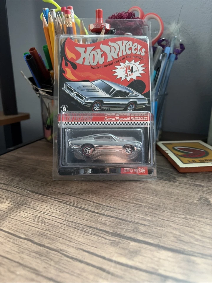 Hot Wheels Red Line Club Exclusive Custom Plymouth Barracuda 2011 With Pin - Image 2 of 4