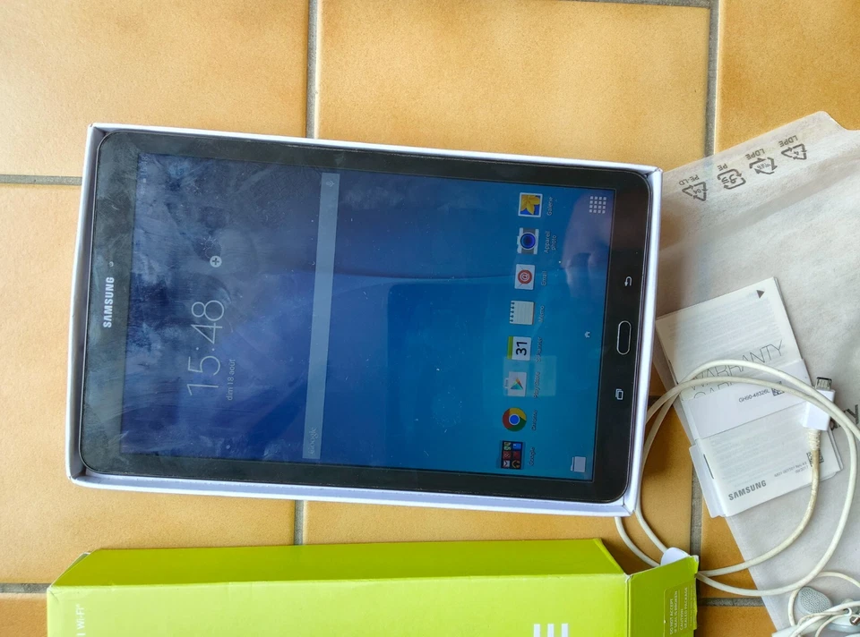 Tablette SAMSUNG GALAXY TAB E avec boîte d'origine, notice, câble, écouteurs TBE - Photo 3/4