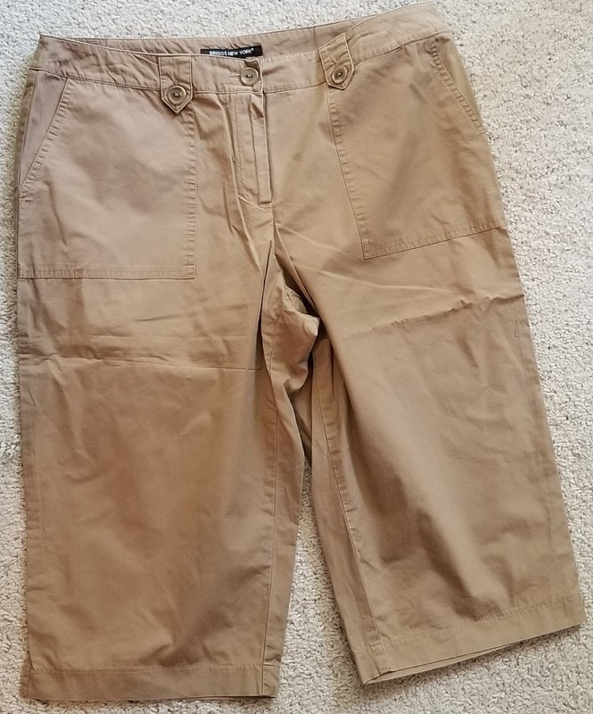 BRIGGS NEW YORK khaki capris size 12 100% Cotton 
