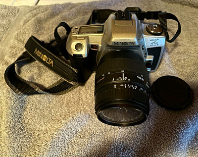 Minolta Maxxim HTSi Plus 35mm camera w/28-80 lens and bag