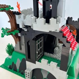 LEGO 6082 Castle Fire Breathing Fortress Magic Dragon
