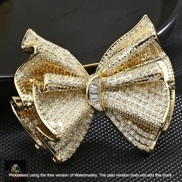 Broche nudo lazo boda moissanita real corte redondo de 2,50 quilates enchapado en oro amarillo de 14 quilates Foto 2 de 4