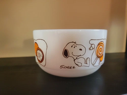 FIRE KING ANCHOR HOCKING SNOOPY MILK GLASS BOWL