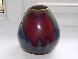 ANTIQUE CHINESE POTTERY BLUE & RED SANG DE BOEUF SPOT GLAZED VASE 13 cm tall
