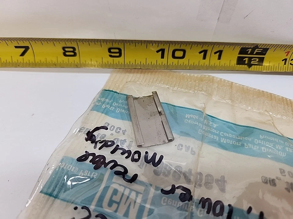 1 clip central de moldura inferior para parabrisas OEM FR 3894664 1968-72 Chevrolet Blazer (799 Foto 4 de 4