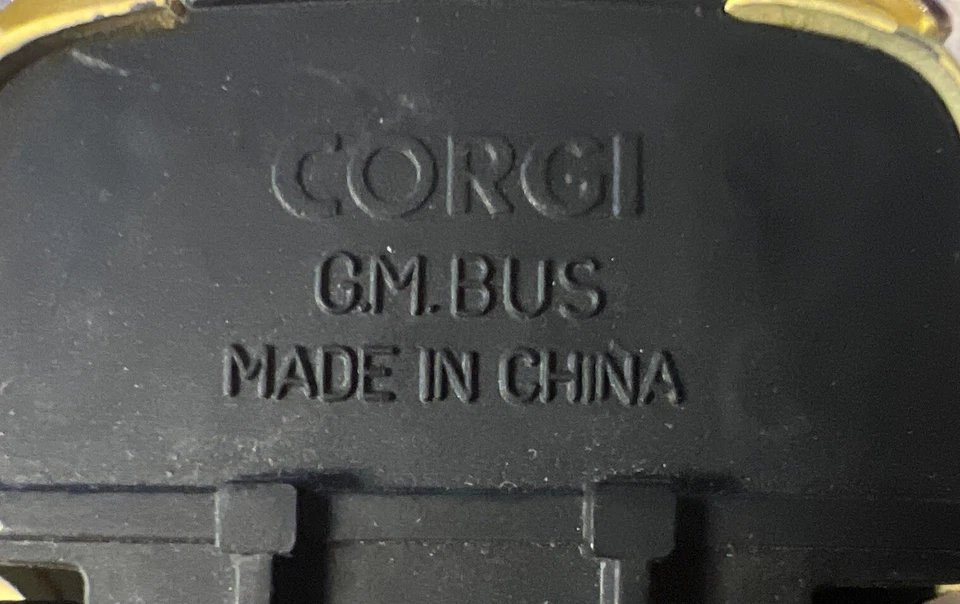 Corgi Classics GM 4505 Chicago Transit Motor Coach Diecast 1997 - Image 2 of 4