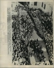 1976 Press Photo Striking city hall workers at Barcelona Spain - lfx03034