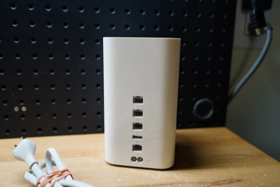 (E) Apple A1470 EMC2635 Airport Extreme 5th Generatin Time Capsule 2TB w Cable - Image 3 of 4