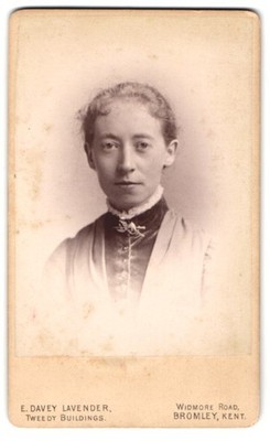 Fotografie E. Davey Lavender, Bromley / Kent, Widmore Road, Porträt einer ernst 