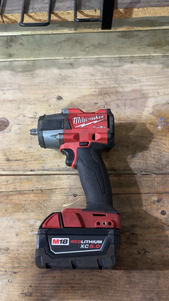 Milwaukee 2960-20 M18 COMBUSTIBLE 18V 3/8" Llave de Impacto - Roja Foto 2 de 3