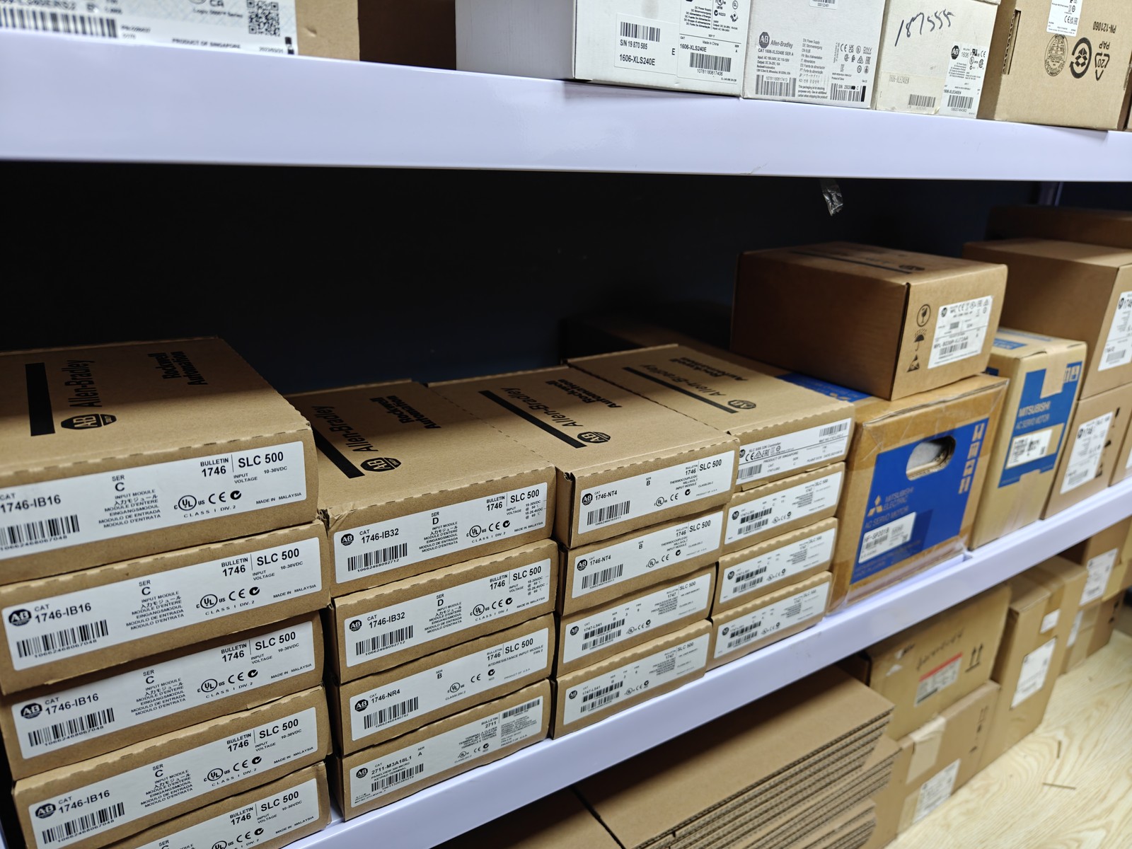 AB 2097-V33PR5-LM Kinetix 350 2.0kW Servo Drive AB 2097 V33PR5 LM