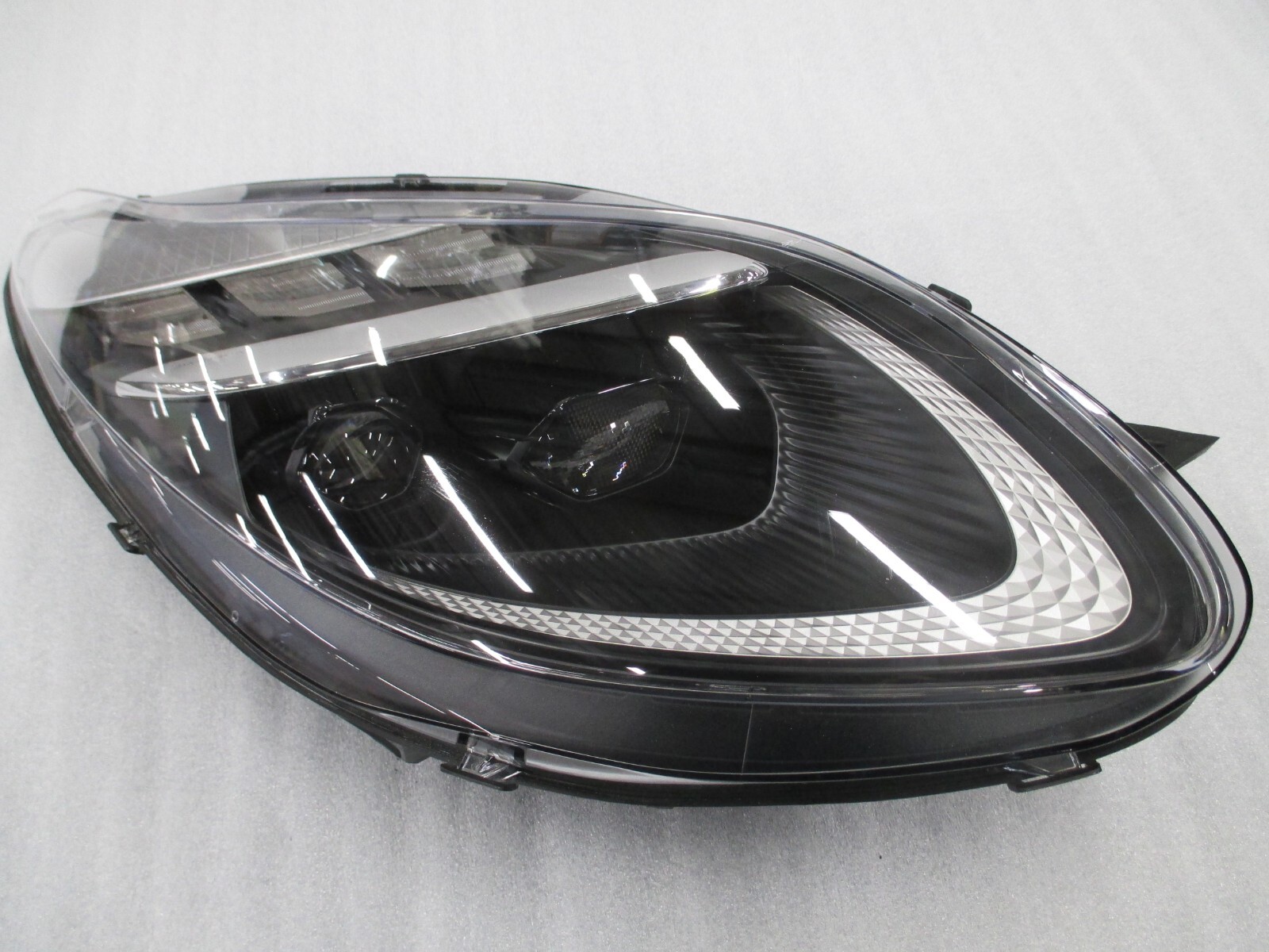 ASTON MARTIN DB12 RIGHT FRONT HEADLIGHT