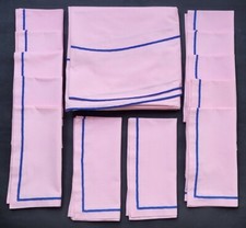 Joli ancien LINGE DE TABLE 1 NAPPE RONDE + 12 SERVIETTES couleur rose brodé bleu