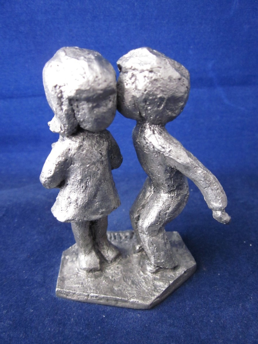 HUDSON PEWTER Walli Ortman #042 A Kiss Boy Kissing Girl holding