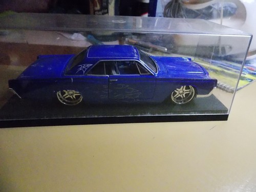 Maisto All Stars 1966 Lincoln Continental 1:26 Scale W/DISPLAY CASE - Picture 6 of 6