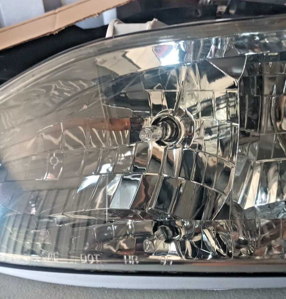 Farol TYC 20-5356-00 LOC-136 - Imagem 3 de 4