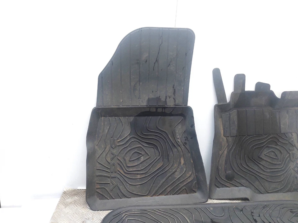 SET OF 5 INTERIOR RUBBER FLOOR MAT LINERS 749022430R DACIA JOGGER 2024 - Image 3 of 4