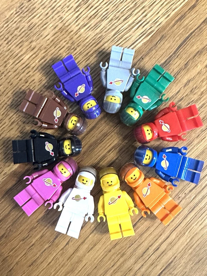 Lego x11 Classic Space Astronaut Minifigs Alien UFO - Image 2 of 3