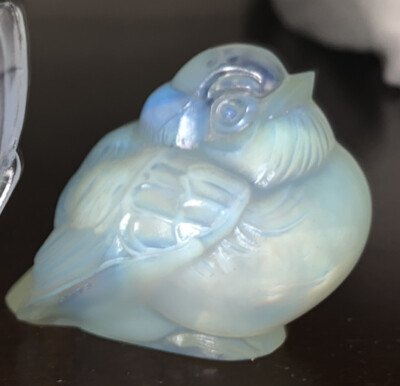 SIGNED Sabino Opalescent Glass RESTING BIRD Figurine, Etched