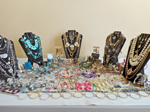 Huge 291 Pc Lot Vtg/Now CostumeJewelry ALL WEARABLE SomeSigned/Rhinestones 10+Lb