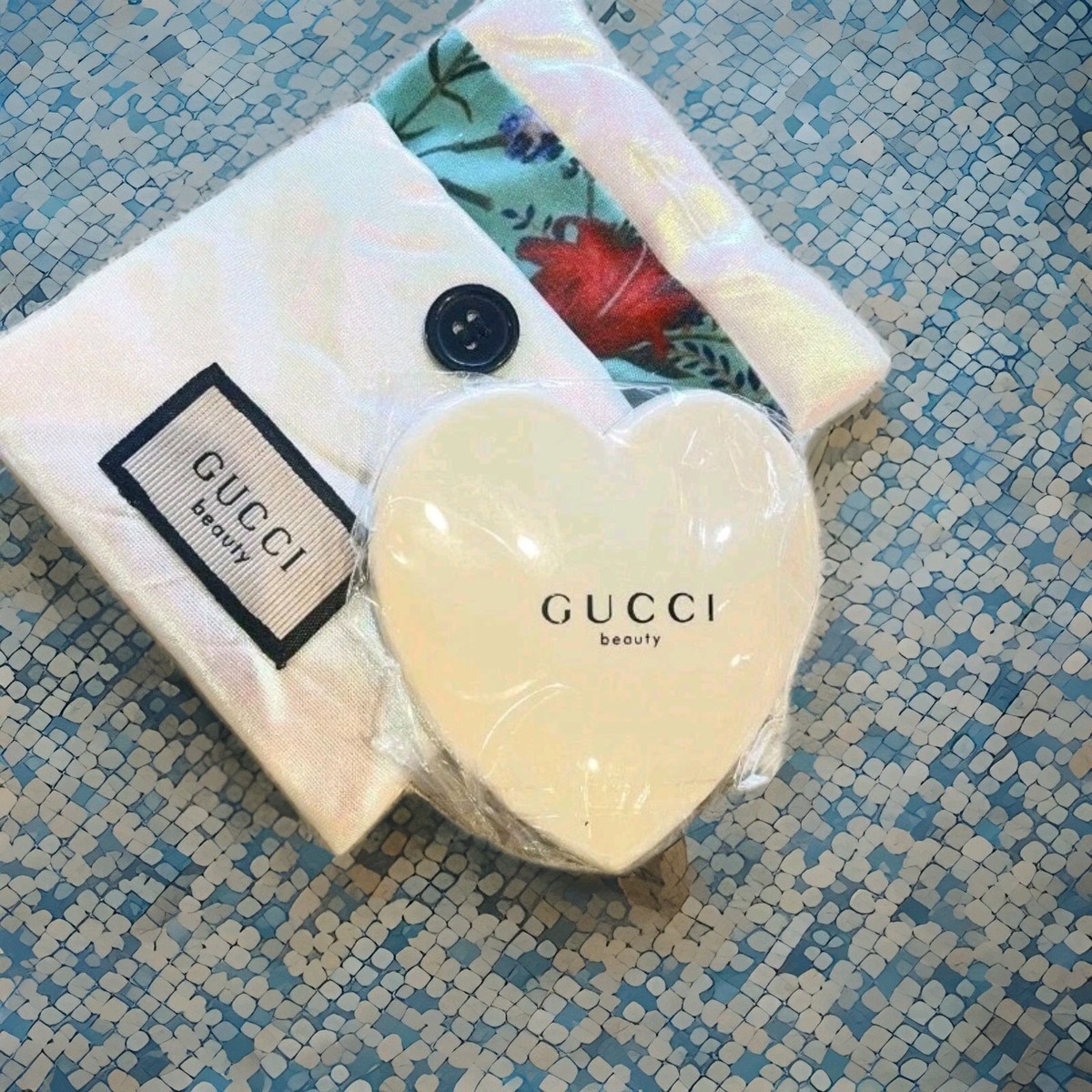 GUCCI Beauty White Heart Shape Mirror with Pouch Novelty New