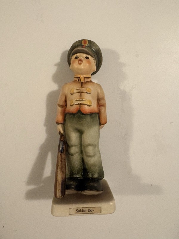 RED Medallion/ VERY RARE Goebel /HUMMEL 332/ SOLDIER BOY/ TMK 4