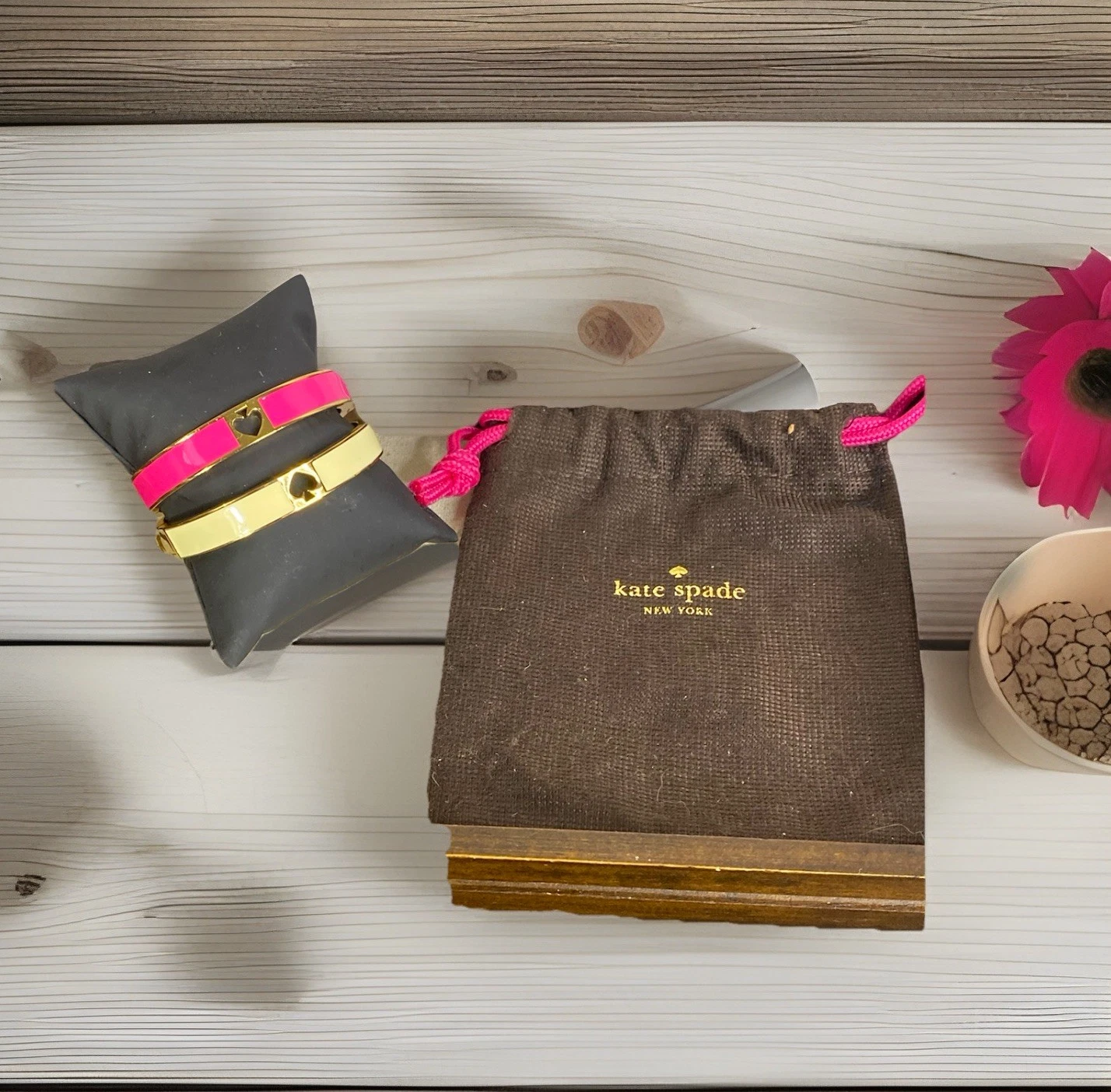 Kate Spade New York LOTTO 2 bracciali smalto ROSA & BIANCO ritaglio vanga + sacchetto polvere KS