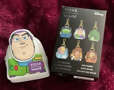 LOUNGEFLY PIXAR TOY STORY BUZZ LIGHTYEAR CAJA MISTERIOSA MOCHILA ENCANTO NUEVO