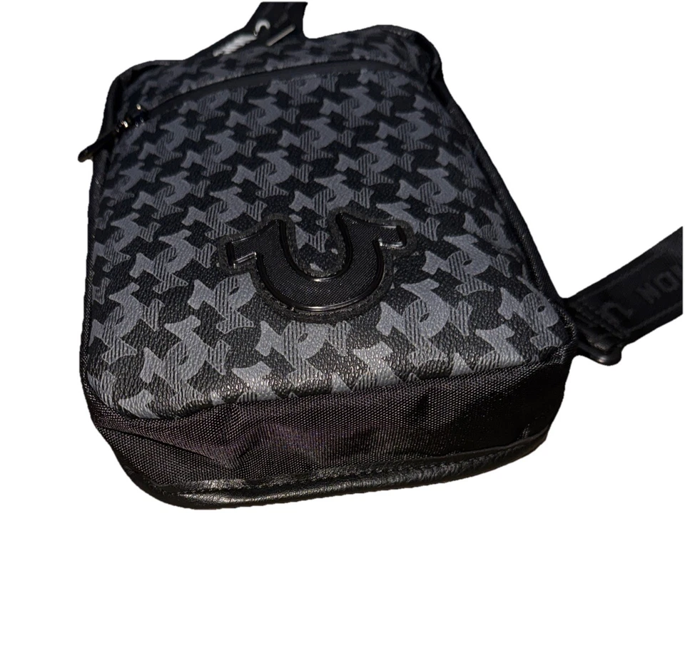 Bolso Bandolera True Religion Herradura Monograma Unisex Eslinga | Negro FARRO NUEVO Foto 2 de 4