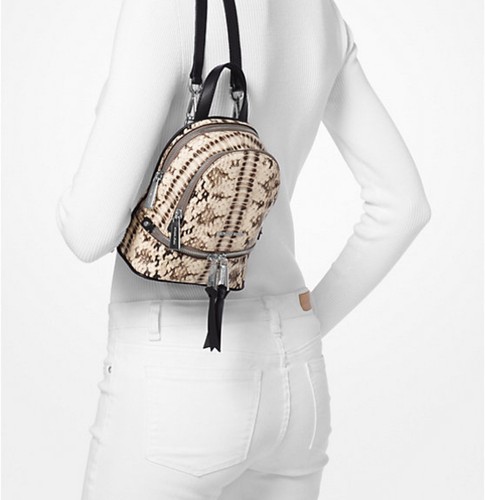 MICHAEL KORS Rhea Mini zaino in pelle goffrata serpente borsa a tracolla NUOVO - Foto 14 di 16