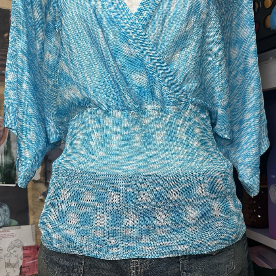 Top de ala de murciélago de malla azul con puntos Y2K Foto 3 de 4