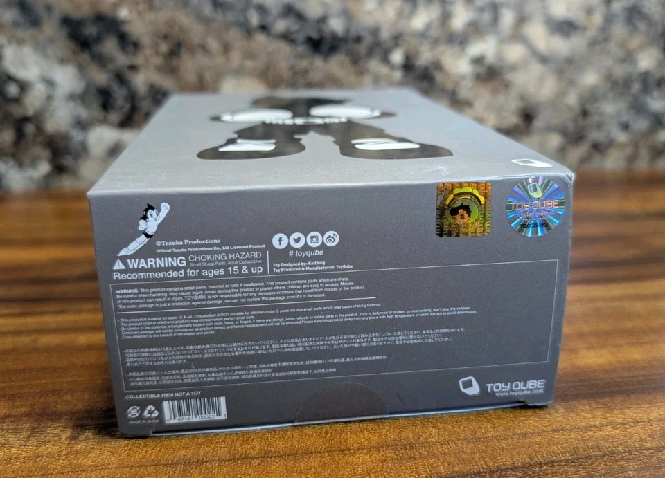 Nuevo juguete artístico de vinilo ToyQube Astro Boy Boxer 6" - variante mono escala de grises Foto 4 de 4