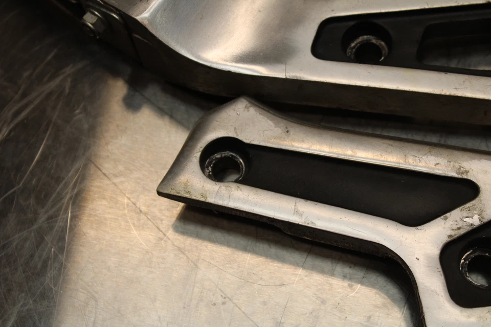 86 SUZUKI GS750ES JUEGO DE CLAVIJAS DE PASAJERO TRASERO PAR BB140 Foto 2 de 4