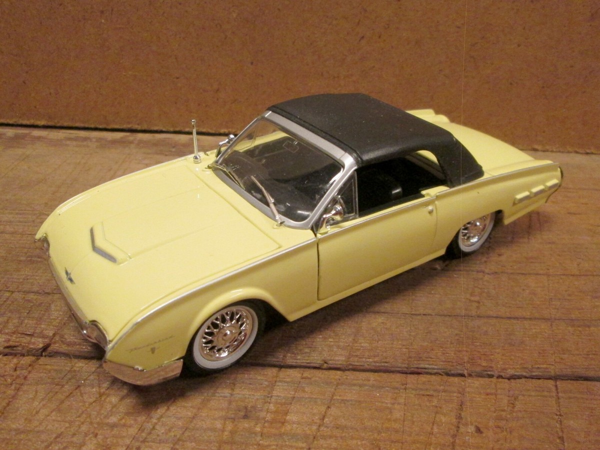 1962 FORD THUNDERBIRD, 1:32 Scale Die Cast, Nicely Detailed