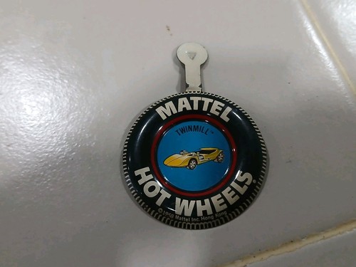 Mattel 1968 Hot Wheels Redline Twinmill Metal Tab Button Anstecker Pin Vintage