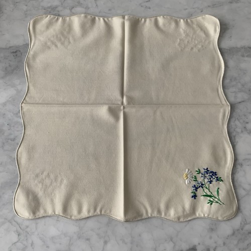 VTG hand embroidered Cotton tablecloth And 8 Napkins Set Floral Scalloped Edge - Picture 12 of 12