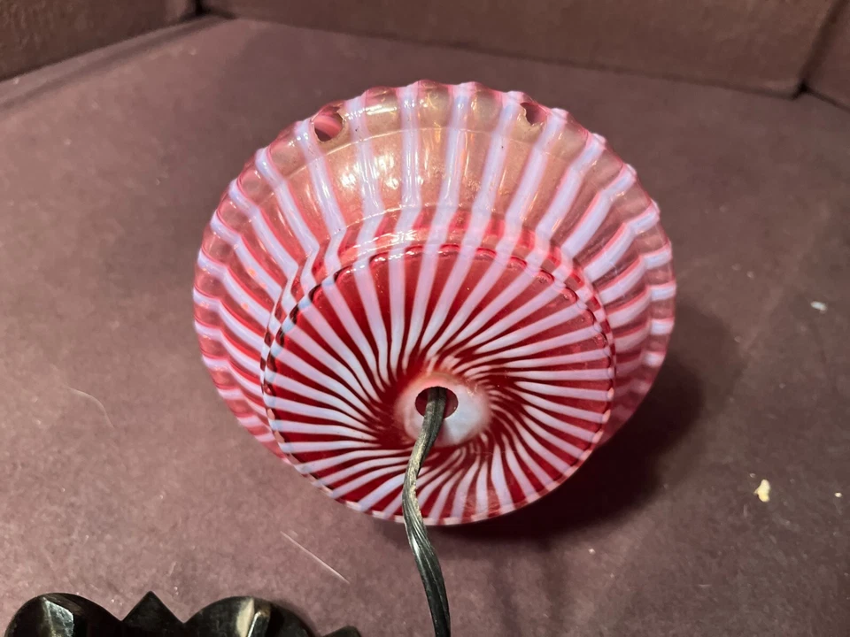 Lâmpada de parede antiga Fenton redemoinho de cranberry opalescente pendurada a óleo eletrificada - Imagem 4 de 4