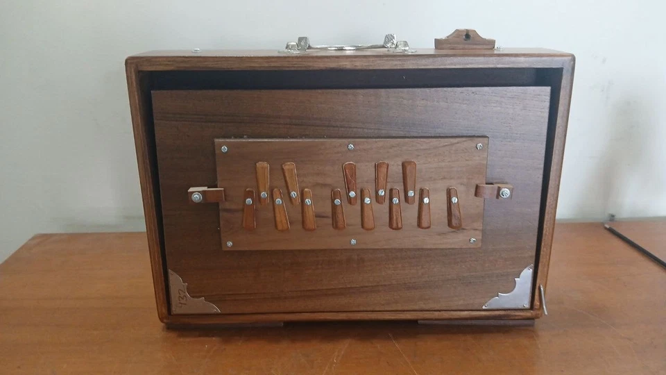 Shruti Box Pure Teak Wood 15″×10″×3″440Hz Tuning & 432Hz Wooden Keys – Sur Pete - Image 2 of 4